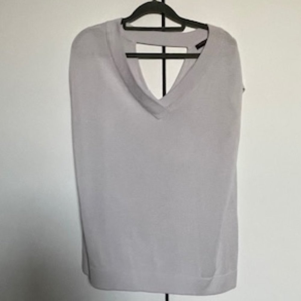 Banana Republic Grey Short-sleeve Sweater - Front V-Neck/Back Keyhole, Size: Med